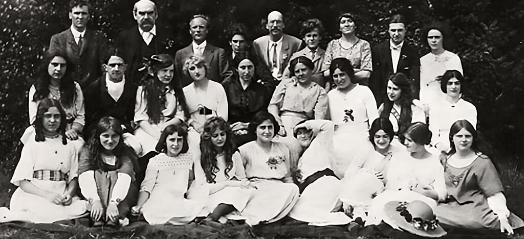 Scanned black and white photo of Tobias Matthay posing with 27 people across three ascending rows