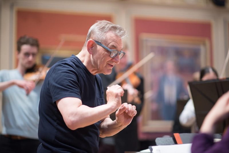 Trevor Pinnock conducts students in a rehearsal