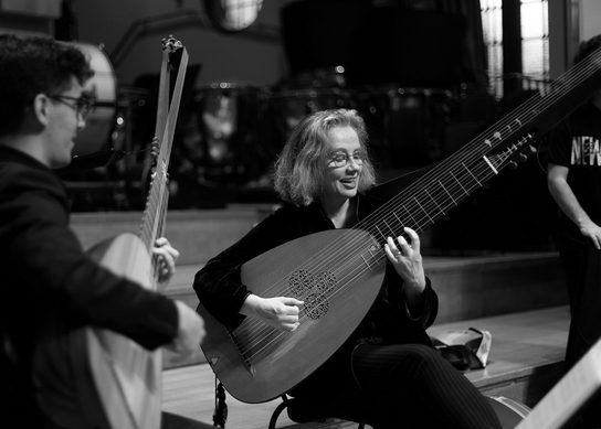 Liz Kenny playing lute