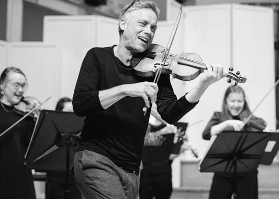 Bjarte Eike playing violing laughing