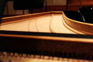 A piano lid opened to reveal the strings
