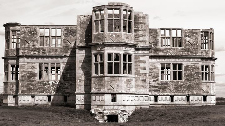 Front of an abandoned building (black and white)