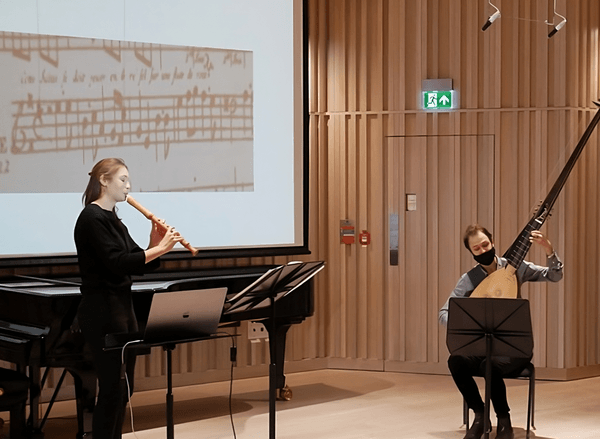 A recorder and theorbo player in concert