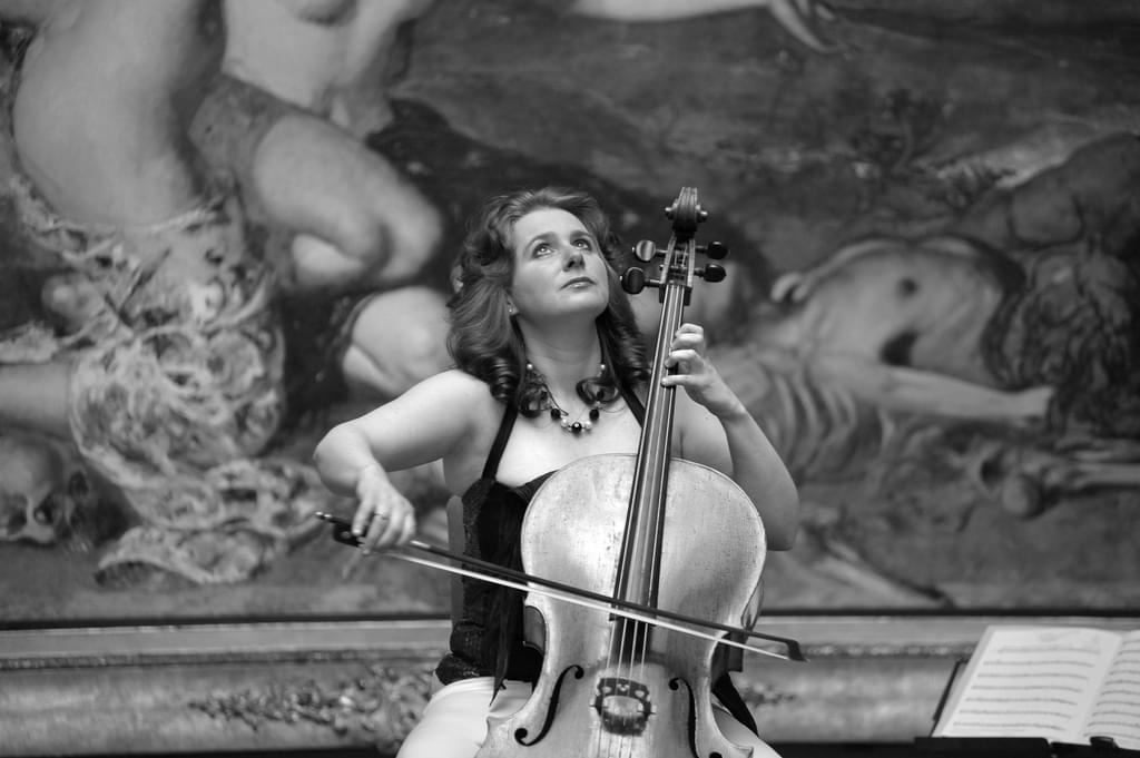 Image of Hannah Roberts playing the cello