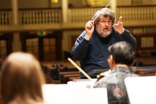 Oliver Knussen conducts students in a rehearsal