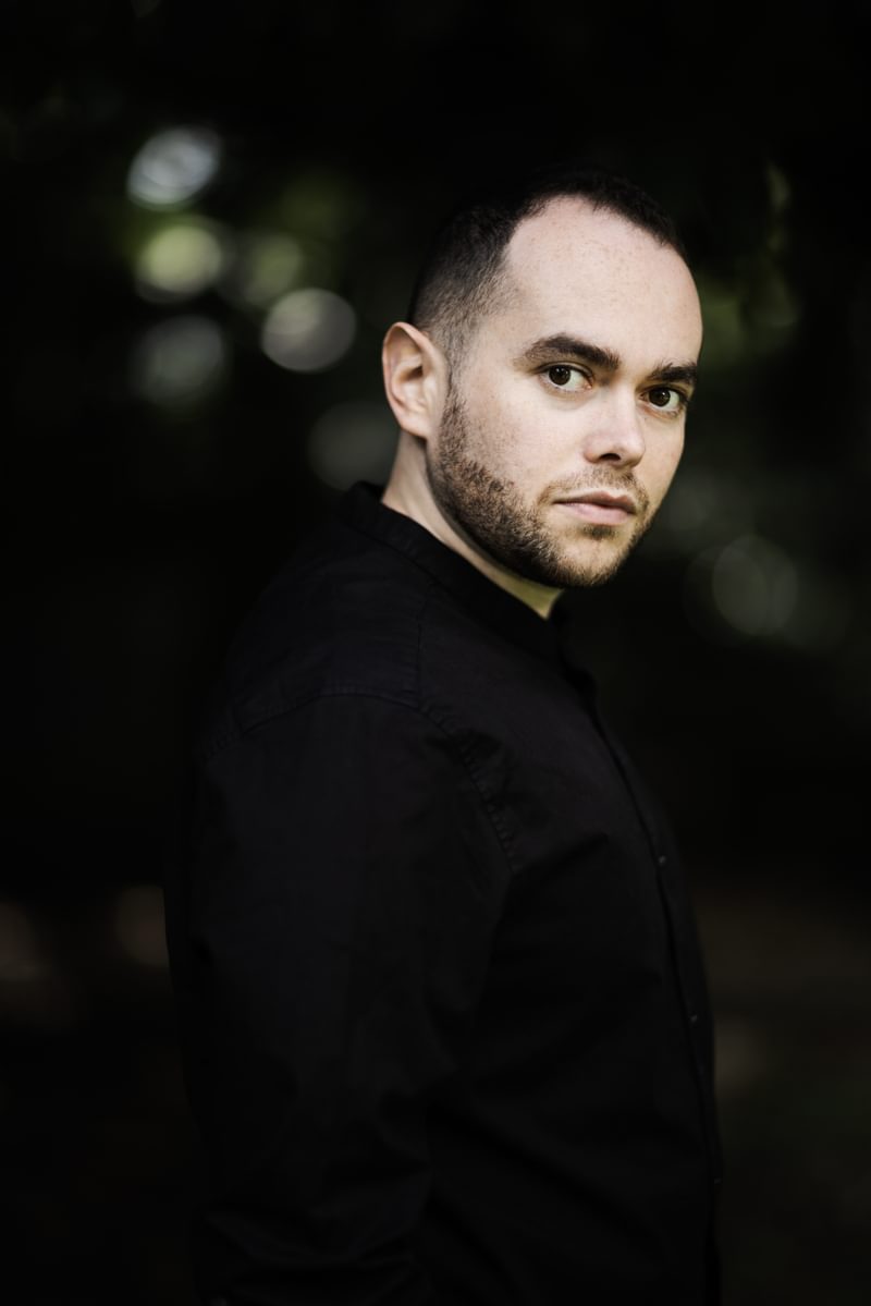 Portrait of conductor Ben Glassberg outside, facing camera
