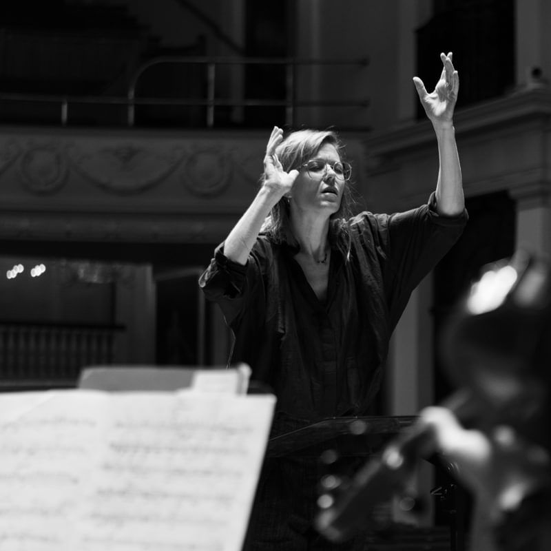 Barbara Hannigan conducts an orchestra